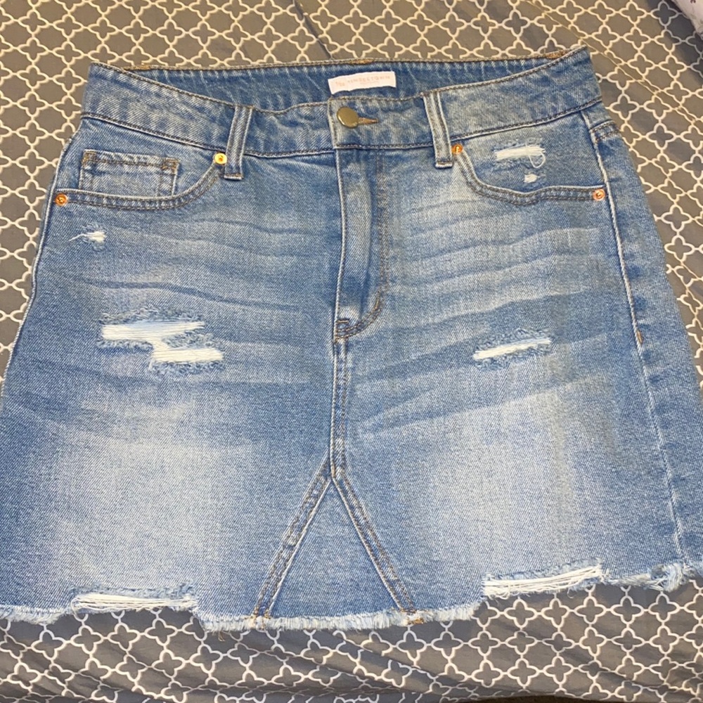 Size 7/28 Can fit women OR juniors